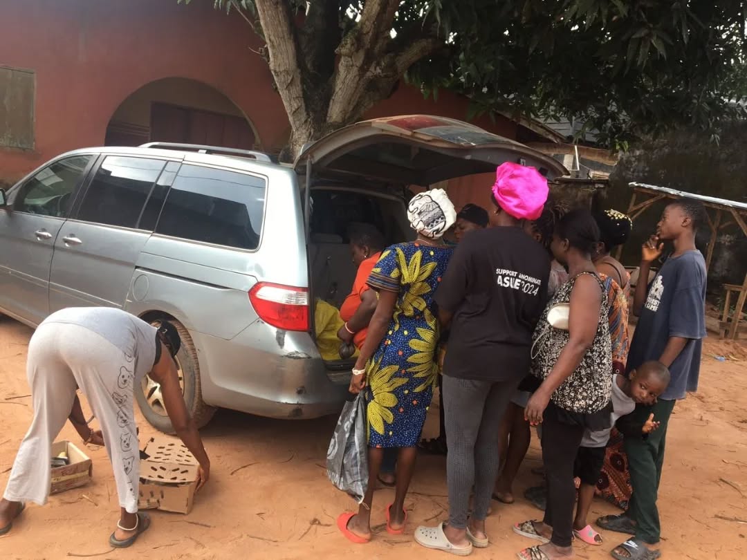 Volunteer assisting beneficiaries